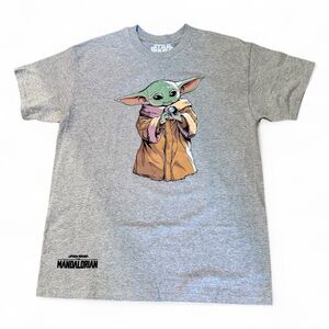 Star Wars The Mandalorian 'Baby Yoda' Grey Graphic Tee Size Medium NWOT!